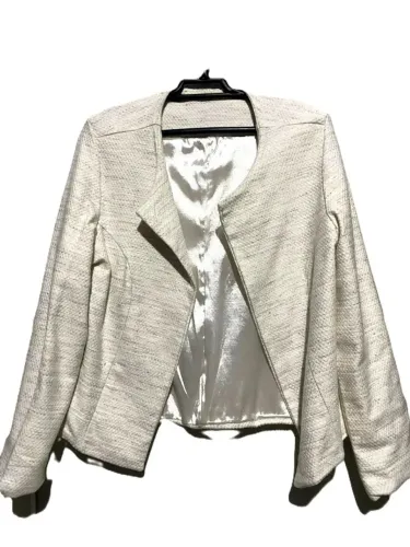 Blazer feminino off white estruturado elegante