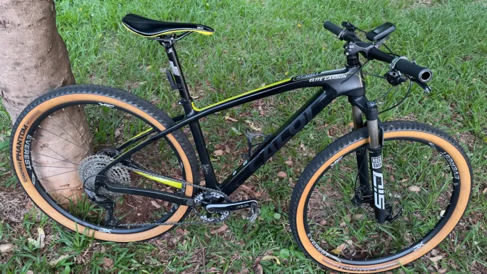 Caloi Elite Carbon Grupo SLX + Deore M