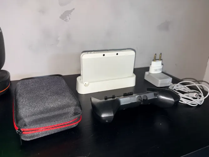 New Nintendo 3DS Branco Dual IPS DESBLOQUEADO + 64 GB + Kit de Acessórios Oficiais