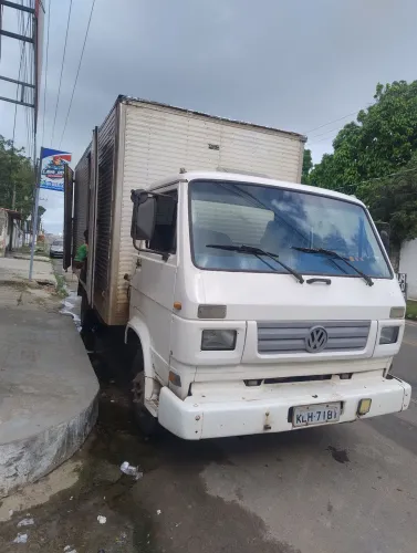 Vende-se caminhão baú