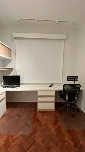Bancada, prateleira e armário em perfeito estado