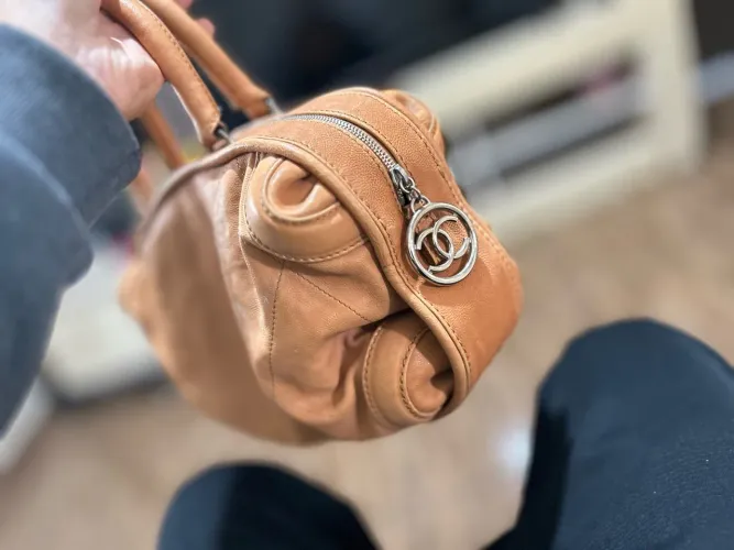 CHANEL -Bolsa em couro caramelo