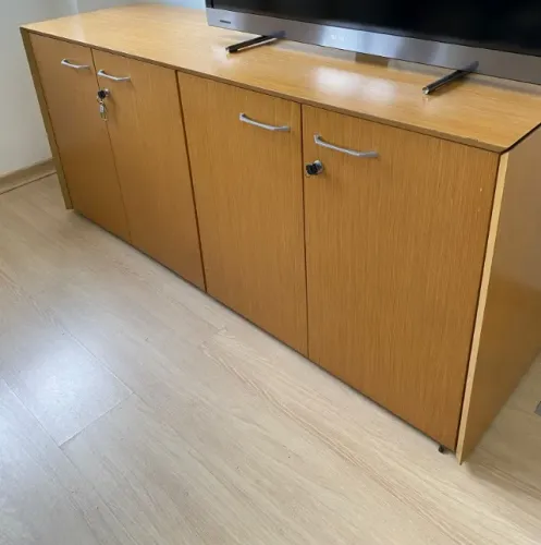 Armário Balcão para Escritório MDF Claro - 4 Portas com Chaves (Suporte TV)