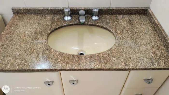 Pia de banheiro em granito 1,20 x 050 largura,com torneira quente/frio.