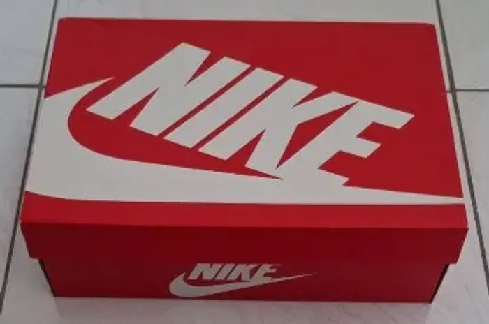 Vendo (TÊNIS NIKE SHOX R4 / WHITE-METALLIC SILVER)