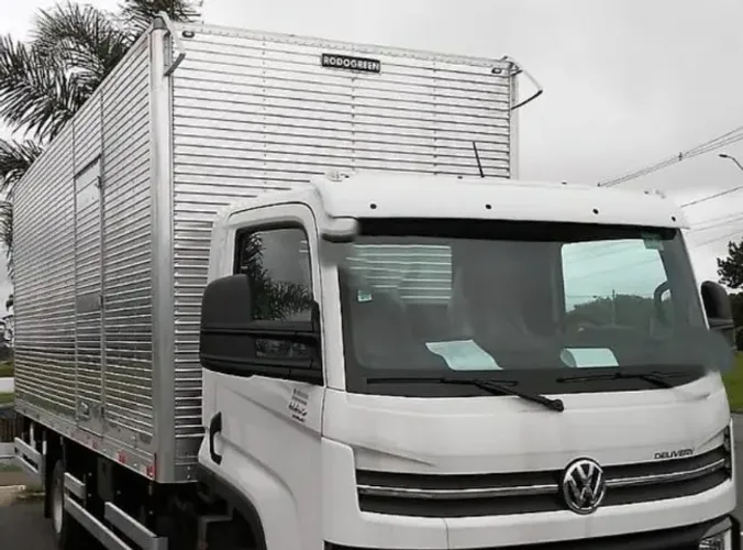 Volkswagen 11180 Baú 2018.