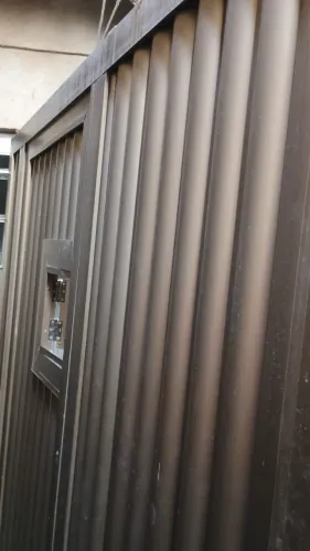 Portão de Alumínio Folha Dupla com Porta Social Integrada