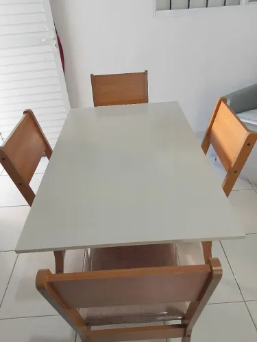 Mesa com 4 cadeiras de madeira