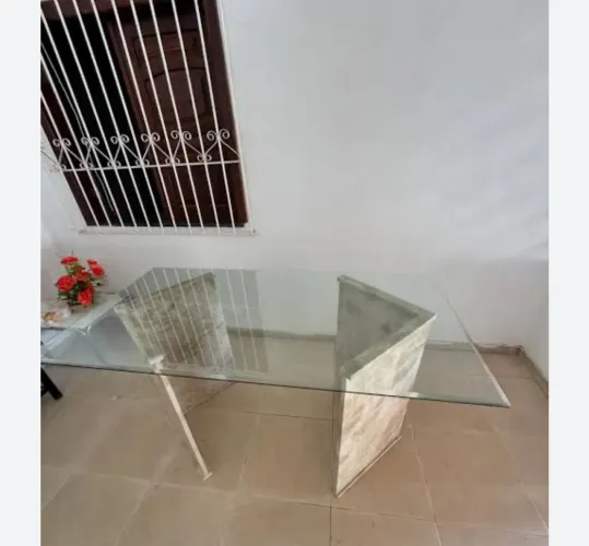 Mesa de vidro com base em mármore 