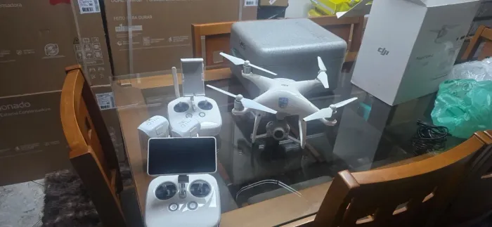 DRONE DJI FHANTON 4 PRO, DOIS CONTROLES TRES BATERIAS, HÉLICES RESERVA, SENSOR ANTI COLISA