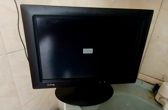 Monitor LCD 14 polegadas funcionando 