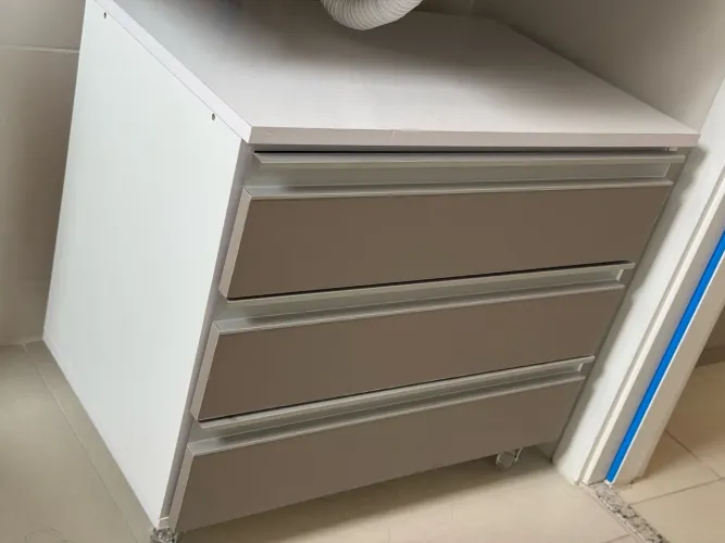 Vendo 2 armários para banheiro, com rodinhas de silicone.