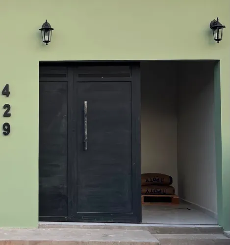 Portão de Correr Moderno c/ Porta Social Integrada - Preto Fosco Vinílico