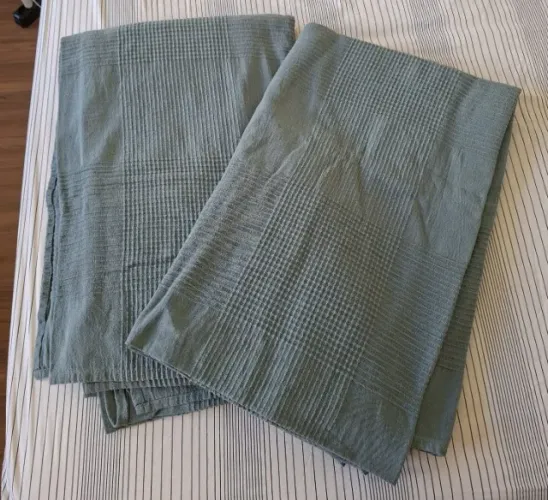 Duas colchas de solteiro compradas na IKEA da França