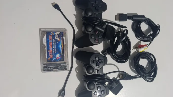 Dois controles de PS2 e cabo HDMI