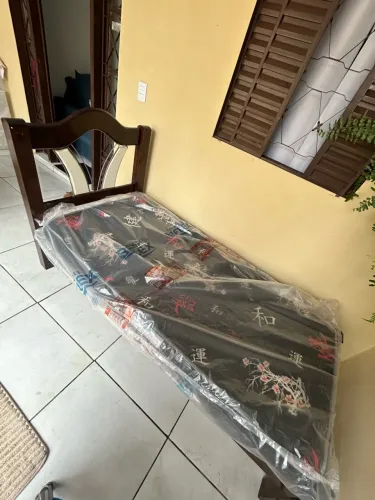 Cama de solteiro de madeira