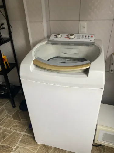 Máquina lava roupa com defeito 