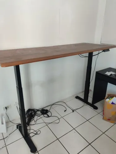 Mesa elétrica com regulagem de altura