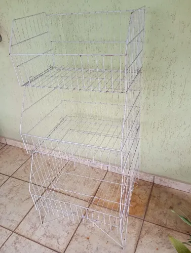 Kit de três cestos aramados de ferro.