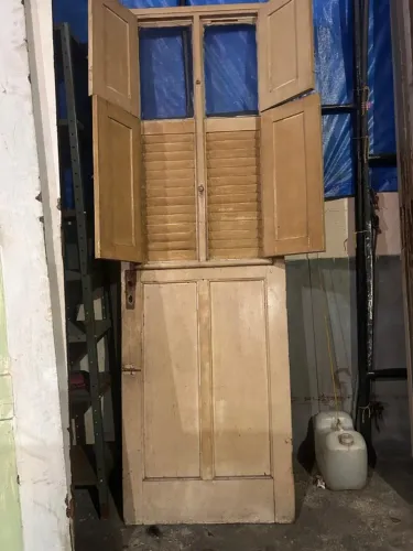 Porta de madeira com Veneziana