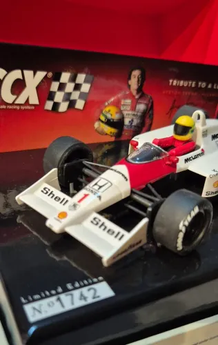 Miniatura Ayrton Senna carro MacLaren MP4/6