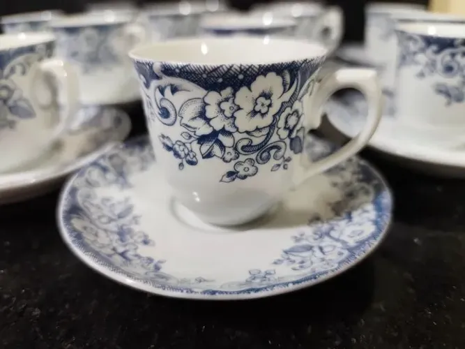 Conjunto de 14 Xícaras com Pires Antigo em Porcelana da Porcelana Schmidt, Modelo Imperial