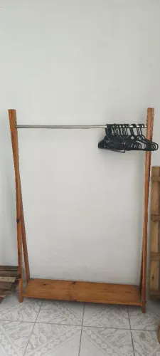 Arara de madeira maciça com prateleira + cabides, 160 cm - R$ 300