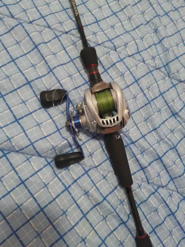 Conjunto de pesca Daiwa.