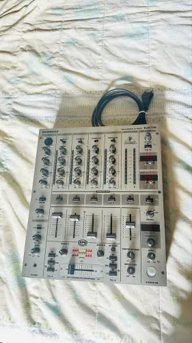 Mixer Behringer DJX 700, 4 canais 8 linhas de entrada,gerador de efeito, leitores de BPM