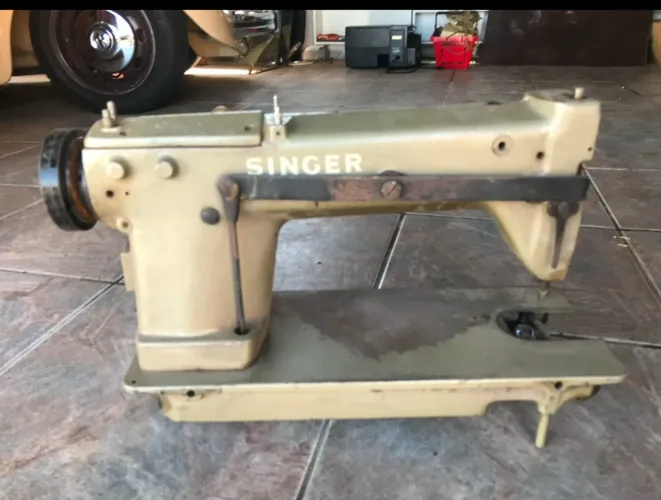 máquina de costura industrial da marca Singer antiga