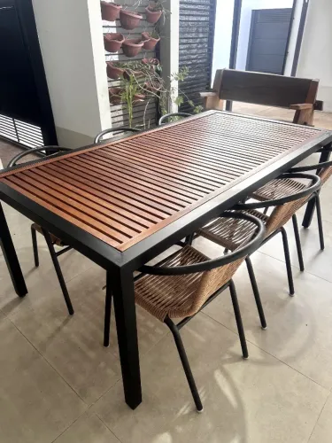 Mesa de madeira com 6 cadeiras