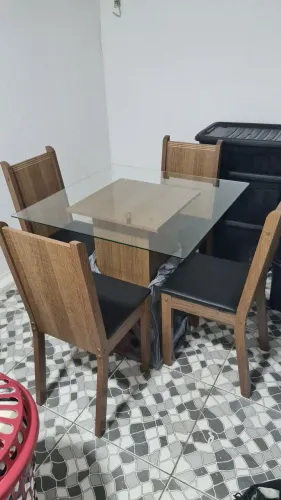 Mesa Jantar 4 Lugares com Tampo de Vidro + 4 Cadeiras Estofadas