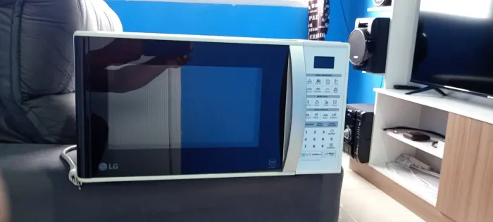 Vendo um microondas da marca LG/ Capacidade de trinta litros (30L)  Preço: $350,00 