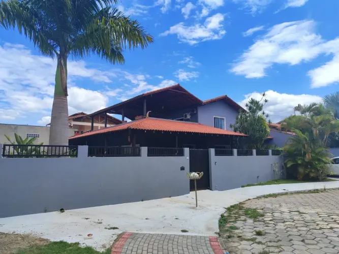 Casa para venda possui 420 metros quadrados com 4 quartos em Coqueiral - Aracruz - ES