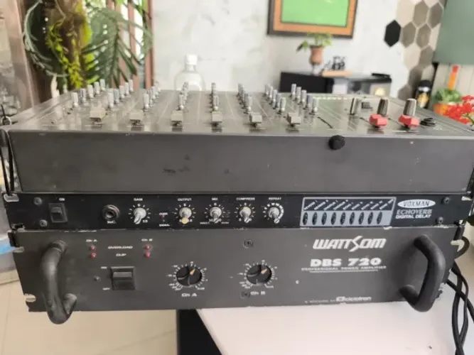 Mesa de som com caixas de som e retorno