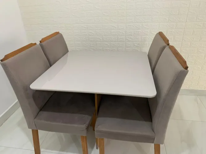 Mesa tampo de vidro 4 lugares com 4 cadeiras