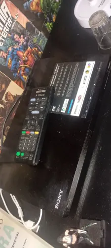 Blu-ray Sony com controle e pilha perfeito.