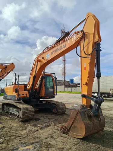 Escavadeira Hyundai 220 ano 2019