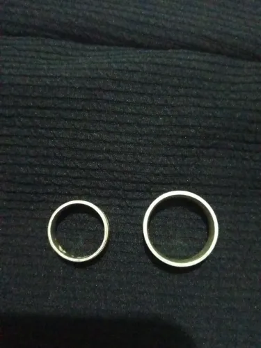 Vendo para de aliança de prata 925 com fio de ouro trabalhando pouco usada