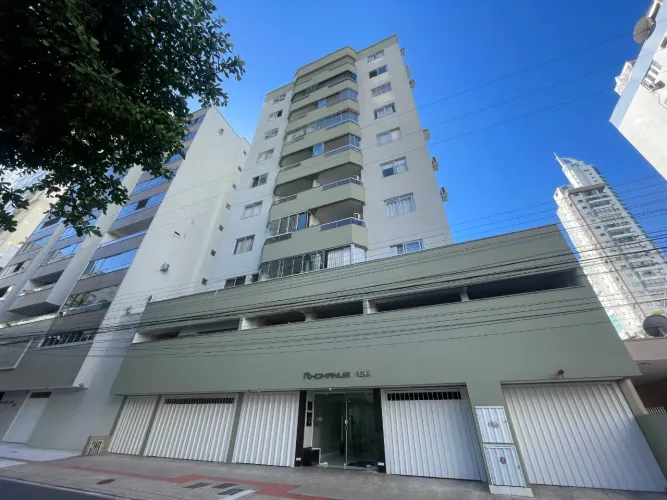 Aluguel Anual Apartamento mobiliado com 2 dormitórios no Centro em Balneário Camboriú