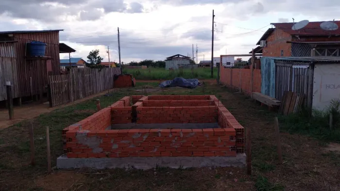 Vendo um terreno com casa em construção 