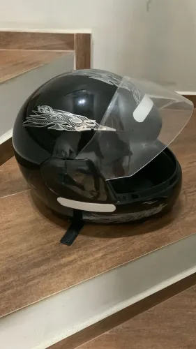 Capacete preto com detalhes cinza! 