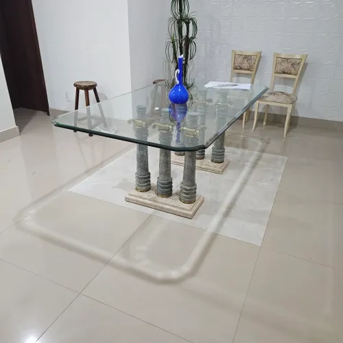 Mesa com tampo de vidro