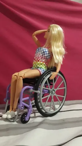 Barbie made to move com cadeira de rodas APENAS TROCA POR MONSTER HIGH