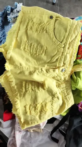 Short Jeans Amarelo Destroyed Com Desfiados