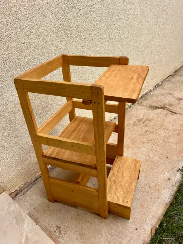 Torre de aprendizagem Montessorina Envernizada Com Mesinha + Degrau e regulagem de altura 