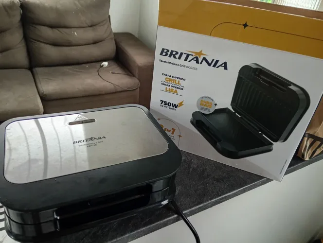 Vendo uma sanduicheira grill nova 