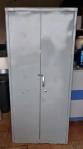 Armário 02 portas em aço com prateleiras internas 0,90x1,96x0,40 bem conservado
