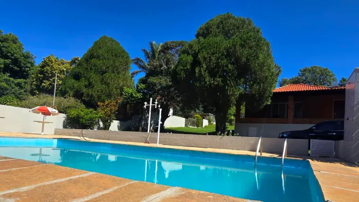 Rancho à venda, fundo com rio Batalha