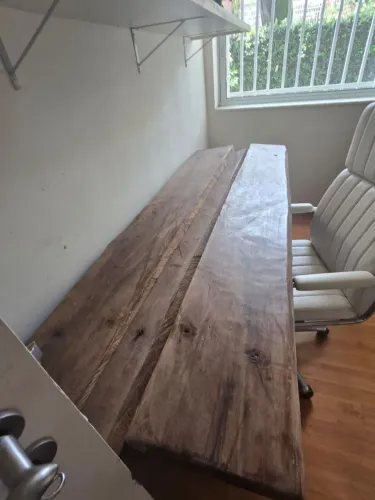 Mesa em madeira maciça, em pinho de riga
